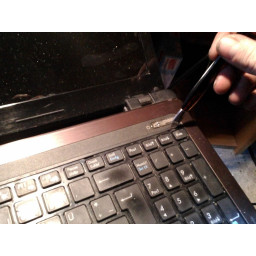 Шаг 7 Asus K53S разборка Tastatur entfernen