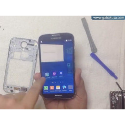 Шаг 19 Замена галактики Samsung Galaxy S4 Замена стекла положить все части обратно