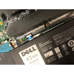 Шаг 3 Dell Inspiron 15-7548 Замена дисплея Отключить аккумулятор