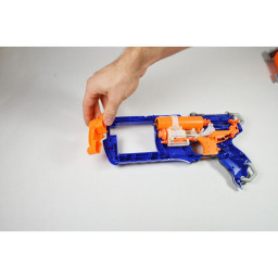 Шаг 8 Замена бочки Nerf N-Strike Elite Strongarm 