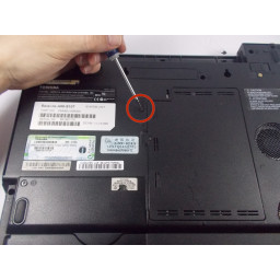 Шаг 4 Toshiba Satellite A85-S107 Замена 15-дюймового дисковода 