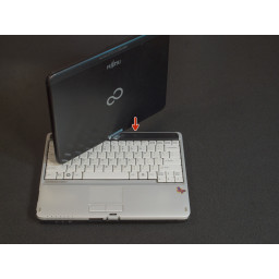 Шаг 2 Замена дисплея Fujitsu LifeBook T730 Удалите винты клавиатуры / рамки экрана