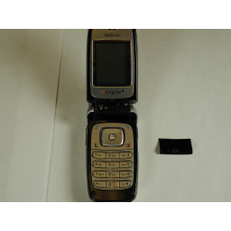 Шаг 6 Замена внутреннего экрана Nokia 6102i 