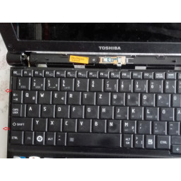 Шаг 2 Замена клавиатуры Toshiba NB250-108 Удалить клавиатуру